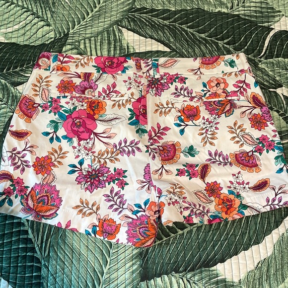 a.n.a Floral Twill Shorts Size 8 - Picture 2 of 2